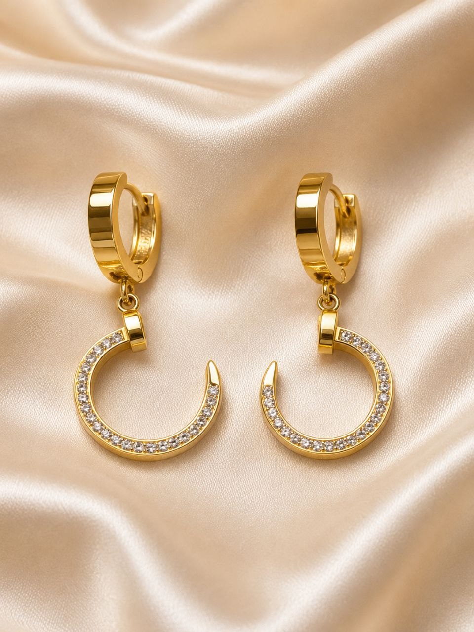 حلق ستانلس ستيل مسمار مرصع ✨