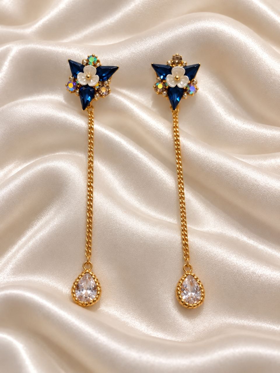 حلق النجمة الأزرق بطلاء ذهب فاخر ✨